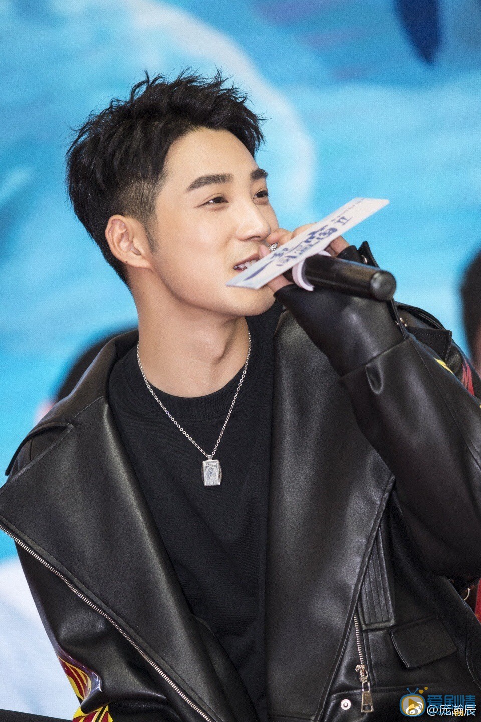 我站在橋上看風景羅智是誰演的？羅智扮演者龐瀚辰個人資料、寫真及生活照欣賞