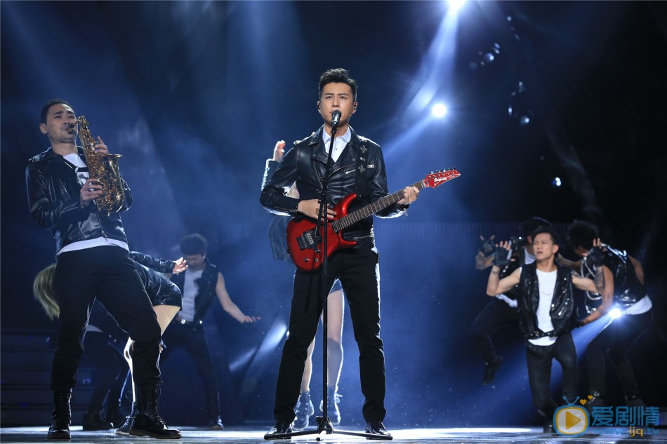 《偽裝者》三兄弟齊聚東方衛視跨年演唱會 引爆銀屏 靳東12月31日，四大衛視跨年晚會同檔舉行。《偽裝者》兄弟胡歌靳東合體東方衛視跨年晚會，獨唱之外還合唱一首。王凱則獨自在湖南衛視跨年，與冬粉互動比手大小。