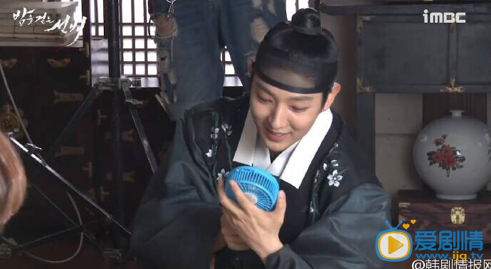 夜行書生花絮照曝光 李準基吻李侑菲吻到腰疼(高清組圖)