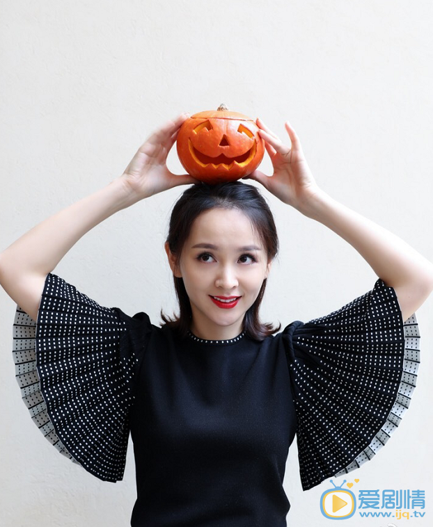 孤芳不自賞張貴妃是誰演的？張貴妃扮演者鄧莎個人資料簡介