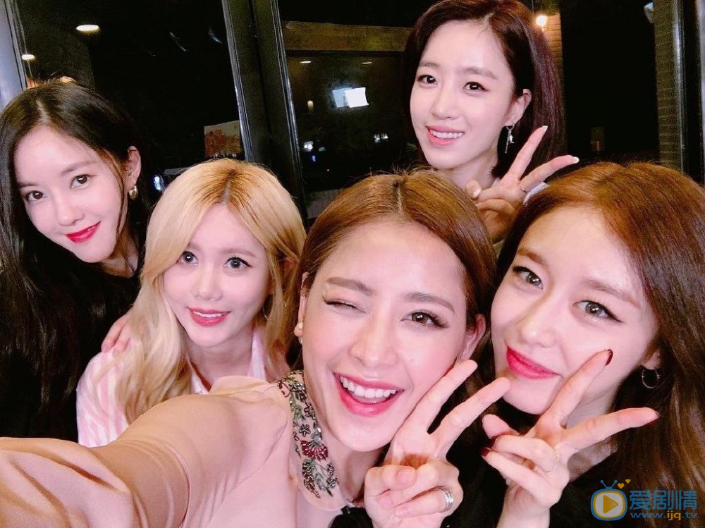 朴智妍個人資料簡介 朴智妍與人合照