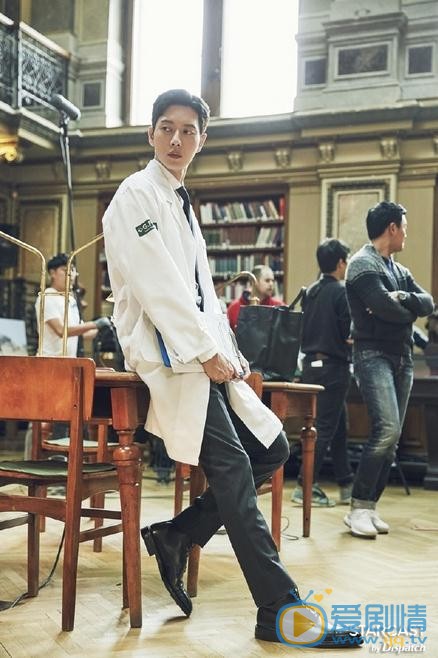 《Man to Man》曝光花絮照 朴海鎮上演多重身份