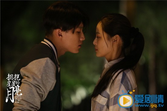《擁抱星星的月亮》深圳熱播：辛芷蕾代旭青澀初吻劇照曝光