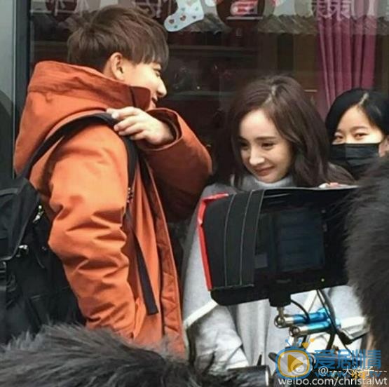 《談判官》幕後路透照曝光 楊冪黃子韜姐弟戀最萌身高差CP夠味