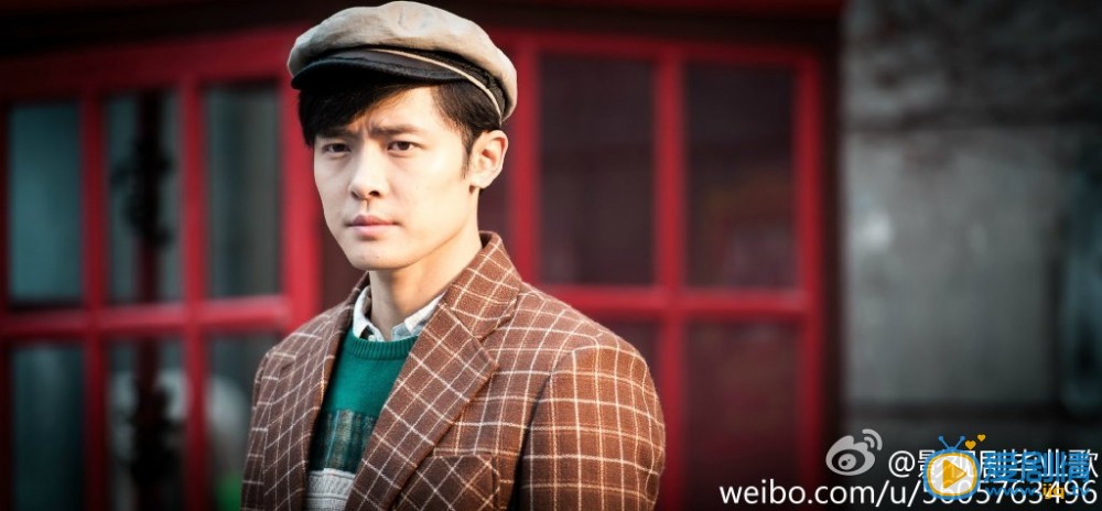  畢業歌電視劇中救了王沐天並藏在雞圈中的人是誰？畢業歌中救了王沐天的人和桑霞是什麼關係？王沐天和男子兩人接頭時送出的箱子裡裝的是什麼？