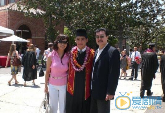 黃愷傑個人資料簡介 黃愷傑家人合照