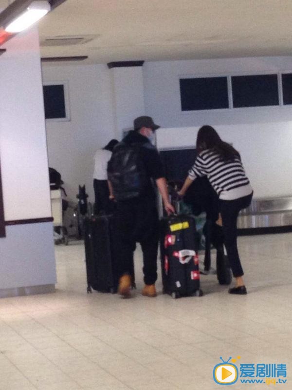 陳赫張子萱擁吻視頻曝光 隨後二人發表聲明承認戀情 陳赫張子萱擁吻視頻流出 二人先後發聲明1月22日,網上曝出了演員陳赫與妻子許婧離婚的訊息,還有報導指曾與陳赫合作《匆匆那年》、《醫館笑傳》的女演員張子萱是介入的第三者。而有細心的網友發現,在去年11月時就有人目擊到陳赫與張子萱同赴馬爾地夫。