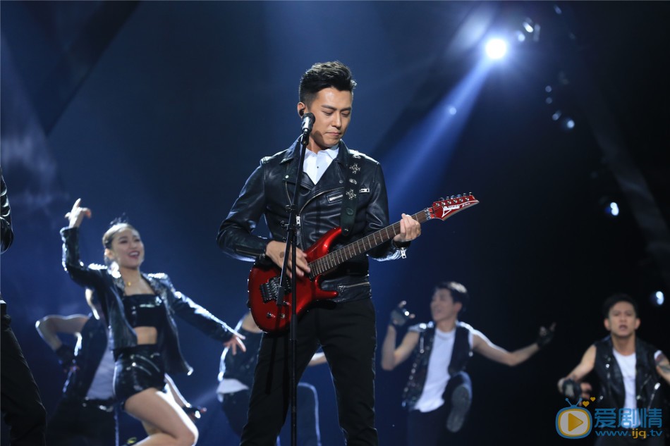 《偽裝者》三兄弟齊聚東方衛視跨年演唱會 引爆銀屏 胡歌12月31日，四大衛視跨年晚會同檔舉行。《偽裝者》兄弟胡歌靳東合體東方衛視跨年晚會，獨唱之外還合唱一首。王凱則獨自在湖南衛視跨年，與冬粉互動比手大小。