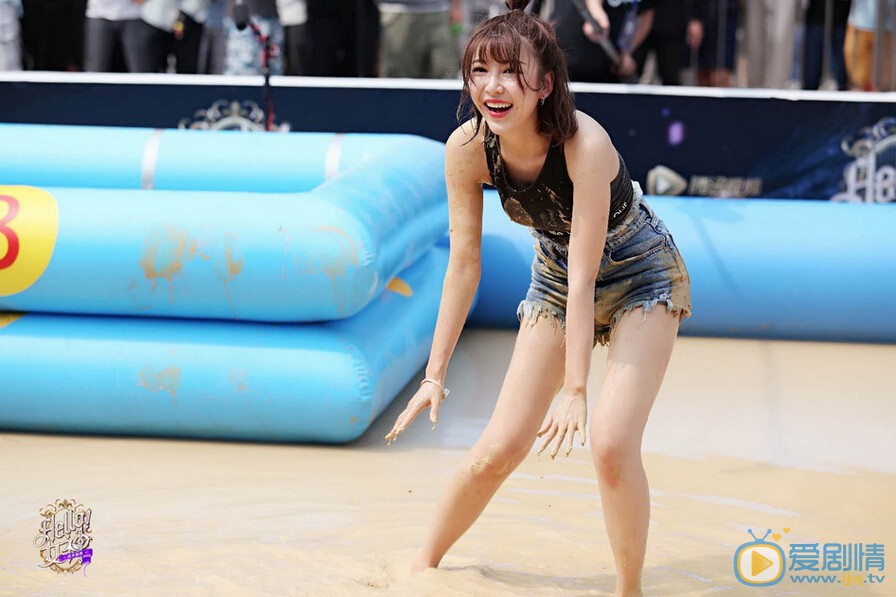 王思聰新節目《Hello 女神》北京站啟動開播 美女放下身段"泥潭抓豬" 校長王思聰親自上陣