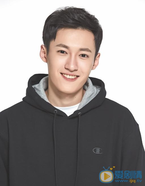 致我們單純的小美好李束是誰演的？李束扮演者張何昊臻個人資料、寫真及生活照欣賞