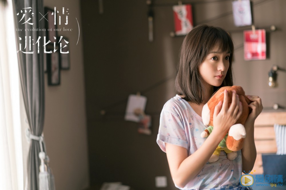 愛情進化論邢清清是誰演的？邢清清扮演者何泓姍個人資料、寫真及生活照欣賞