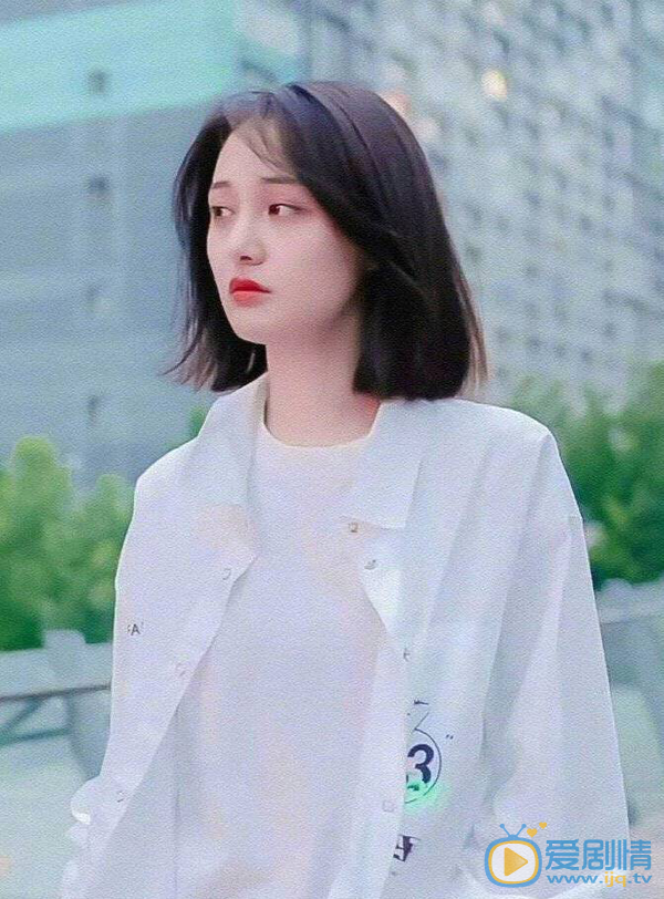 青春斗中向真答應關山的追求為什麼要給錢貝貝下跪？