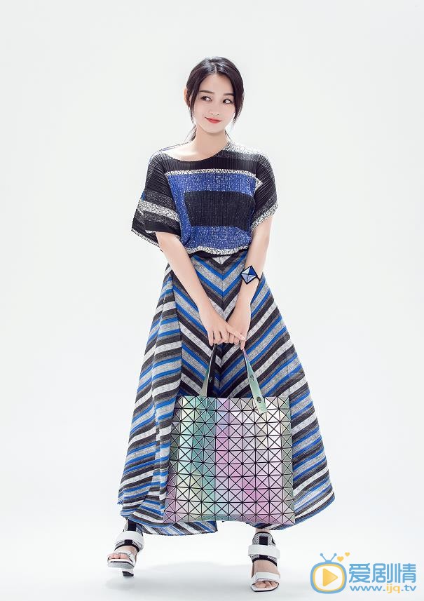 愛情進化論邢清清是誰演的？邢清清扮演者何泓姍個人資料、寫真及生活照欣賞