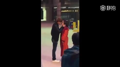 談判官路透第二彈：黃子韜楊冪戀愛秘訣曝光——牽手+抱抱+親親