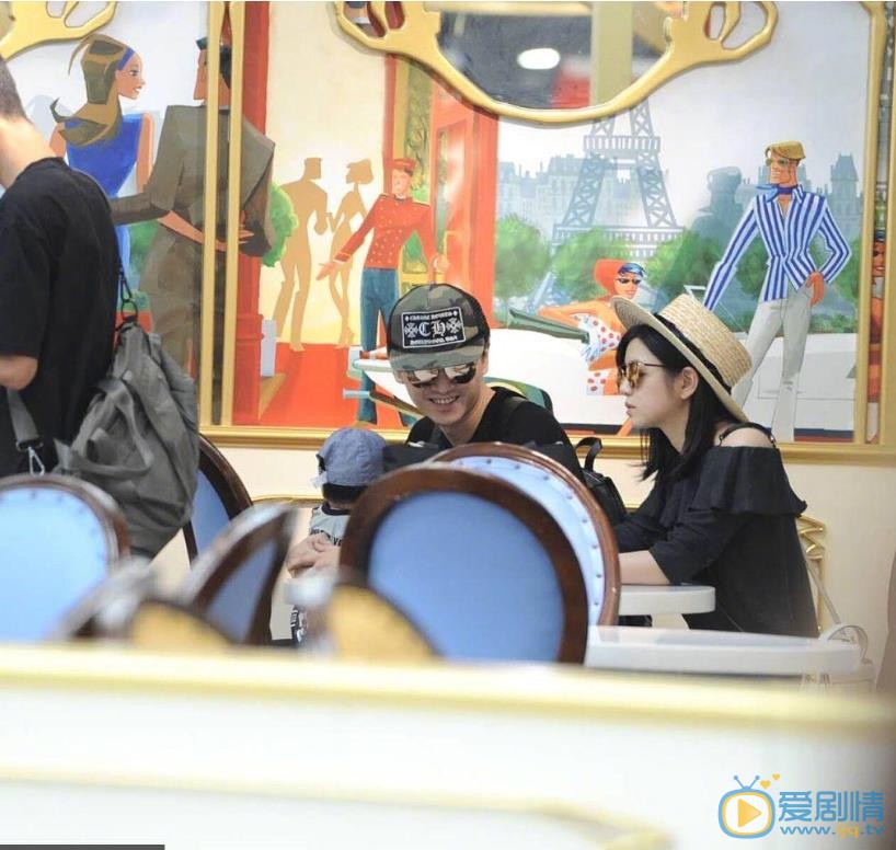 陳曉陳妍希攜兒子小星星首次曝光 陳曉寵溺餵奶被贊奶爸有愛