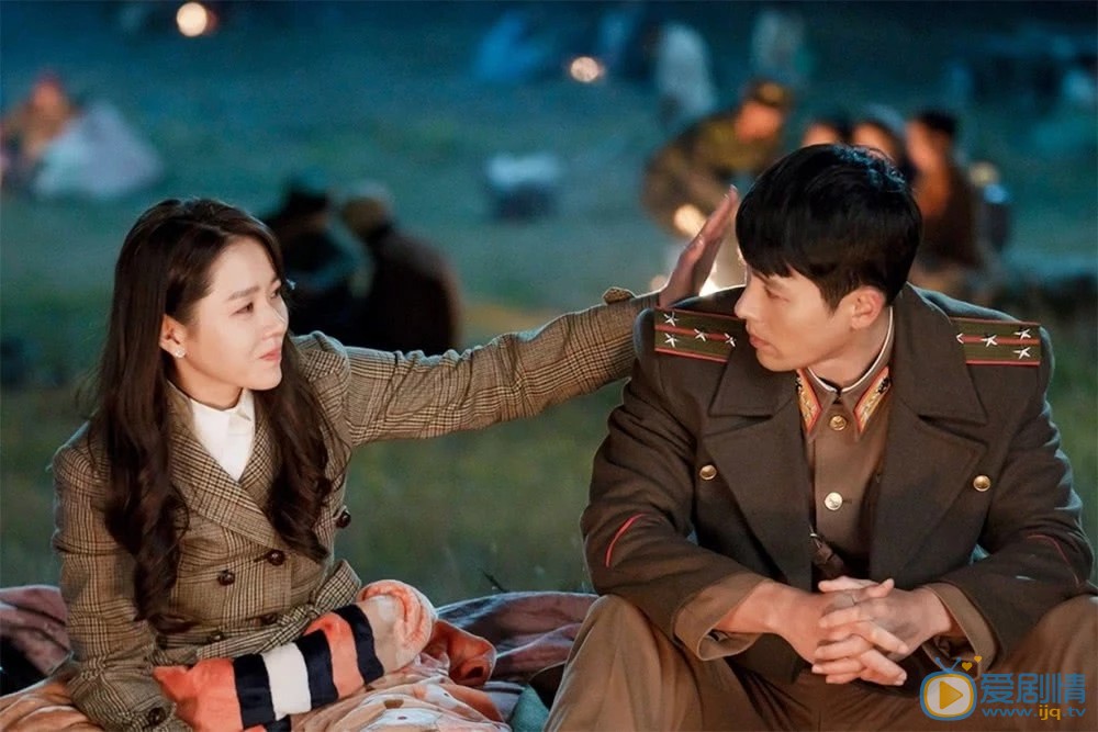 愛的迫降主要講述了什麼故事？裡面的主演有誰？