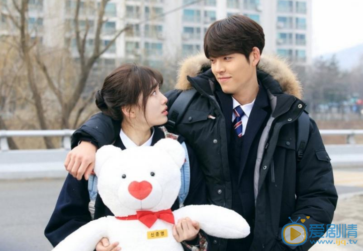 金宇彬《任意依戀》飾演申晙暎劇照   金宇彬個人資料簡介