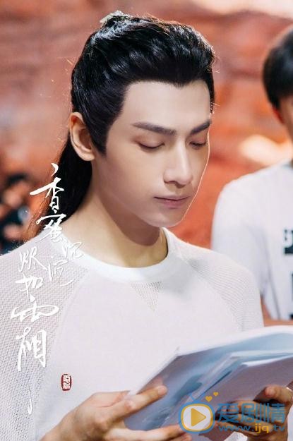 香蜜沉沉燼如霜曝片場照 楊紫鄧倫片場認真研讀劇本