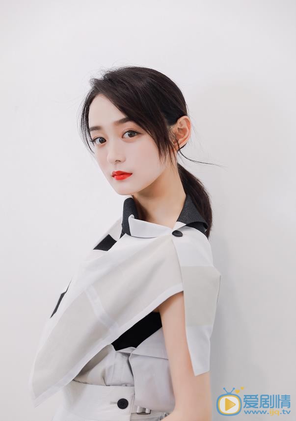 愛情進化論邢清清是誰演的？邢清清扮演者何泓姍個人資料、寫真及生活照欣賞