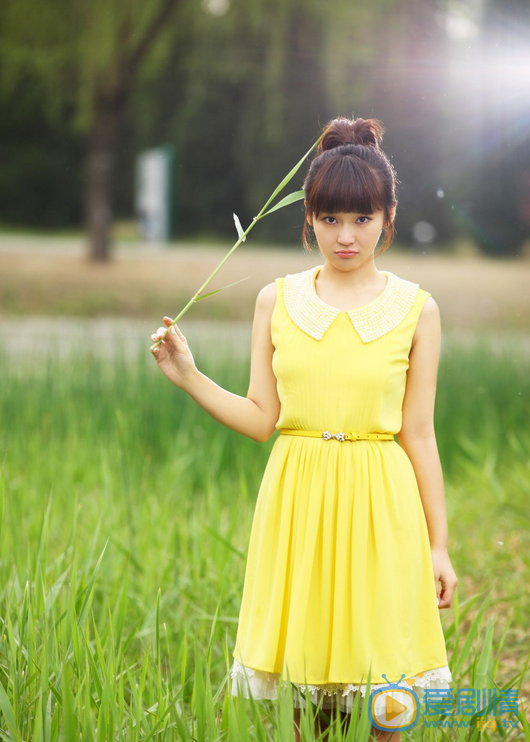 雞毛飛上天邱岩是誰演的？邱岩扮演者張佳寧個人資料及生活寫真照欣賞