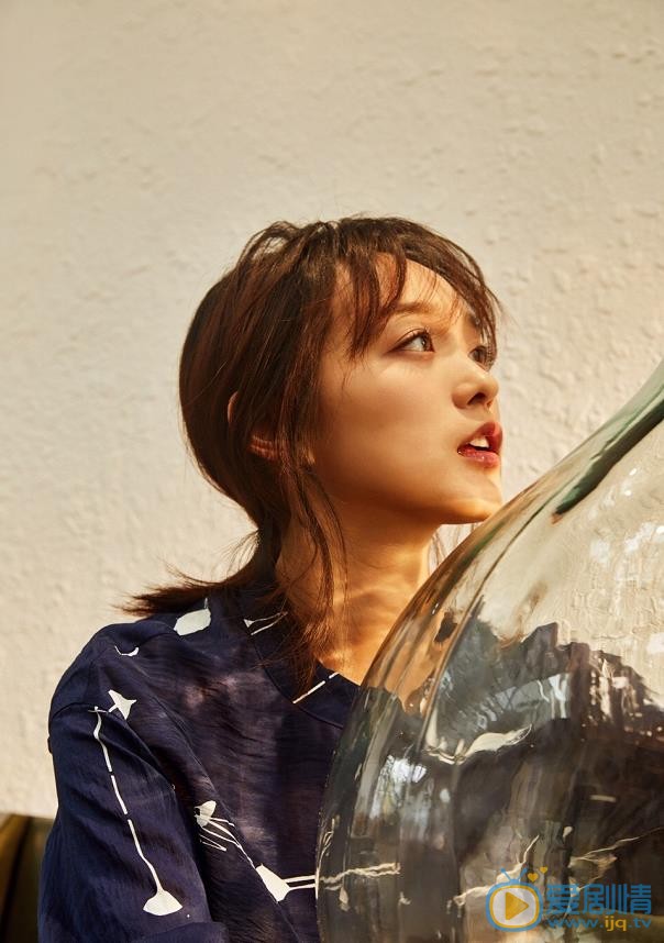 愛情進化論邢清清是誰演的？邢清清扮演者何泓姍個人資料、寫真及生活照欣賞