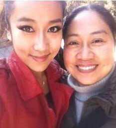吉克雋逸與母親合照 吉克雋逸個人資料