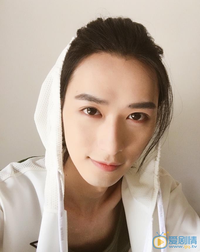 橙紅年代衛子阡是誰演的？衛子阡扮演者胡瀟靈個人資料、寫真及生活照欣賞