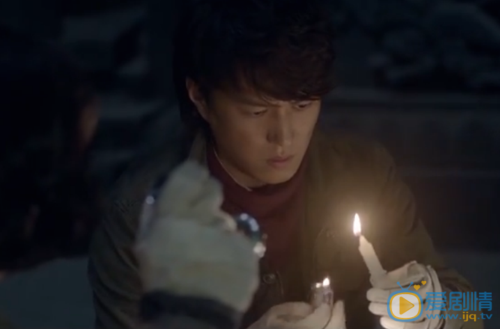 鬼吹燈之精絕古城胡八一盜墓為什麼在東南角點蠟燭?“人點燭鬼吹燈”是什麼意思?