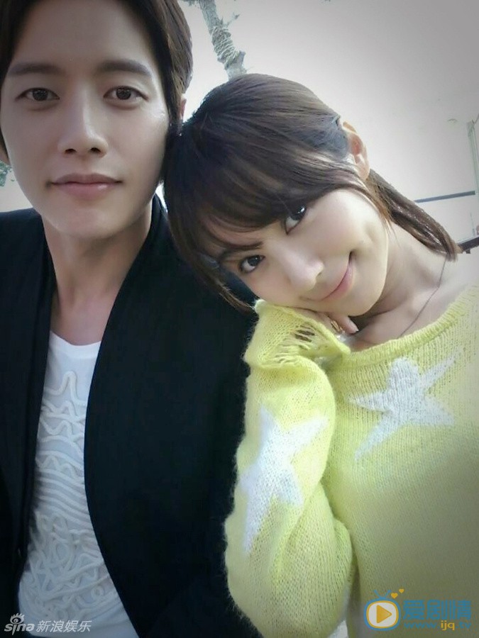 《遠得要命的愛情》李菲兒朴海鎮超萌花絮照欣賞 朴海鎮、李菲兒 《遠得要命的愛情》李菲兒與朴海鎮這對&ldquo;岸夏夫婦&rdquo;片場花絮照曝光，李菲兒與朴海鎮自拍，時而俏皮賣萌，時而&ldquo;大秀恩愛&rdquo;。