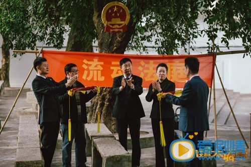 小鎮大法官劇照