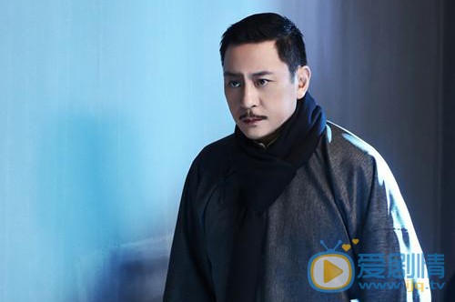 請賜我一雙翅膀關泊君是誰？他的真實身份是什麼？