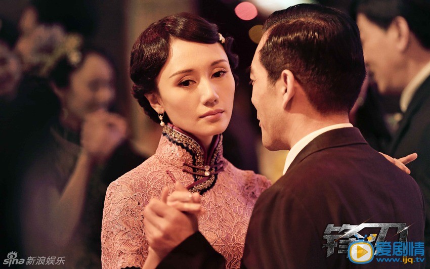 袁泉演繹臥底交際花 袁泉黃渤《鋒刃》即將開播  《鋒刃》袁泉演臥底交際花嫵媚 《鋒刃》本月28日央一開播。袁泉繼《心花路放》後再次搭檔黃渤，出演一位肩負家恨國讎、表面身份是交際花，實則臥底的舞女，冒著各種風險傳遞情報。