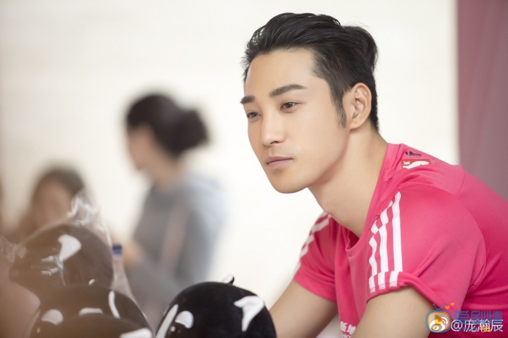 我站在橋上看風景羅智是誰演的？羅智扮演者龐瀚辰個人資料、寫真及生活照欣賞