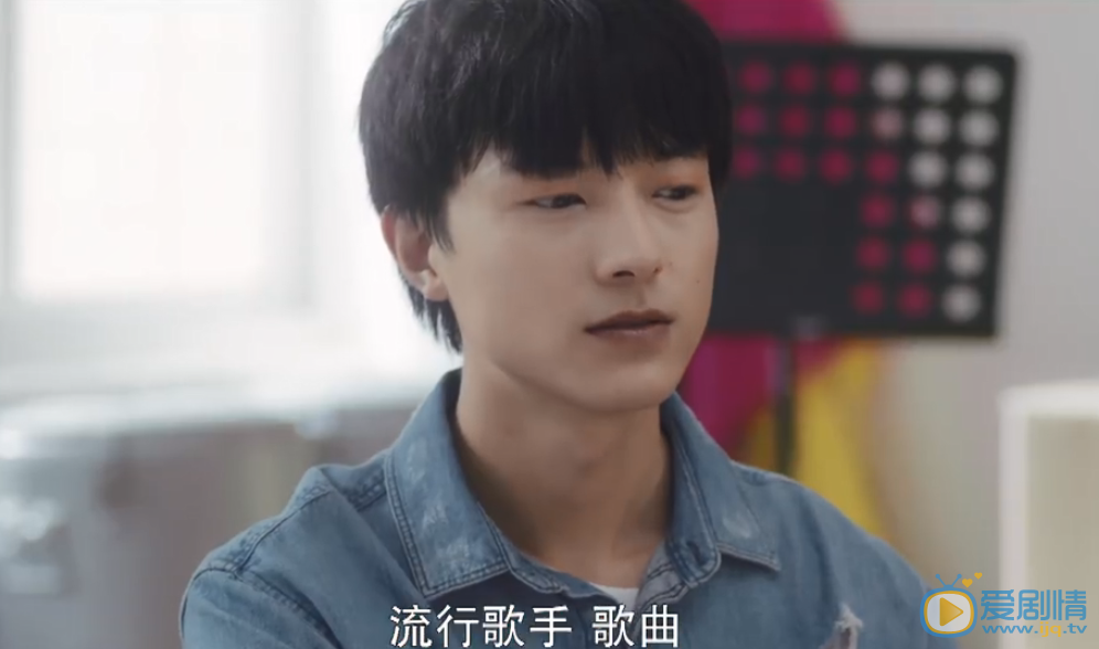 等等啊我的青春周霖的扮演者魏天浩 是個帥氣的音樂老師