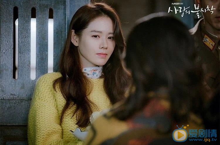 愛的迫降主要講述了什麼故事？裡面的主演有誰？