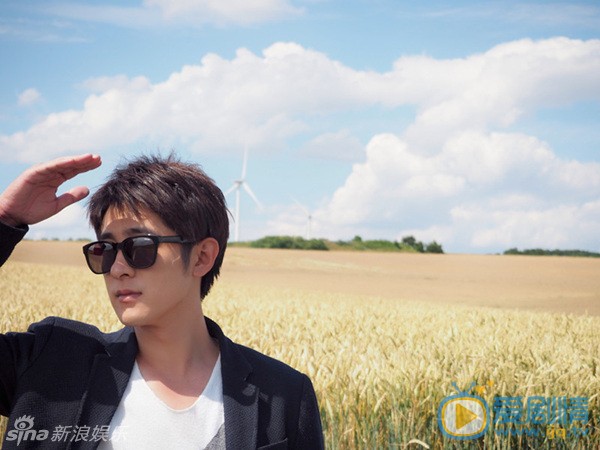 《孫老倔的幸福》季肖冰演繹後現代愛情 高清組圖欣賞 季肖冰墨鏡 《孫老倔的幸福》季肖冰飾演的海歸男陳明俊，是鑲著金邊的好男人，但是在遭遇愛情後，也變成懵懵懂懂的傻小子，為了追求譚松韻飾演的歡歡費盡苦心。