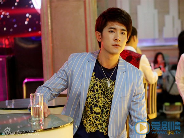 《孫老倔的幸福》季肖冰演繹後現代愛情 高清組圖欣賞 季肖冰劇照 《孫老倔的幸福》季肖冰飾演的海歸男陳明俊，是鑲著金邊的好男人，但是在遭遇愛情後，也變成懵懵懂懂的傻小子，為了追求譚松韻飾演的歡歡費盡苦心。