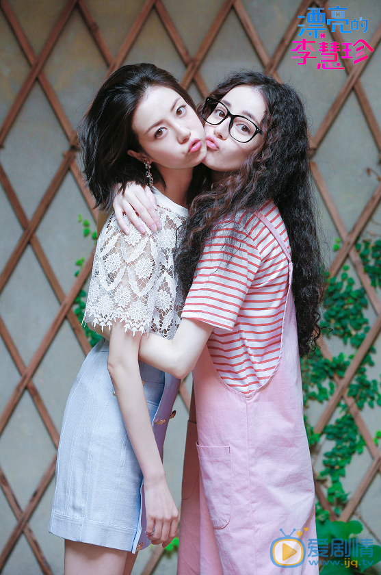  漂亮的李慧珍曝閨蜜照 迪麗熱巴李溪芮戲裡戲外姐妹情深