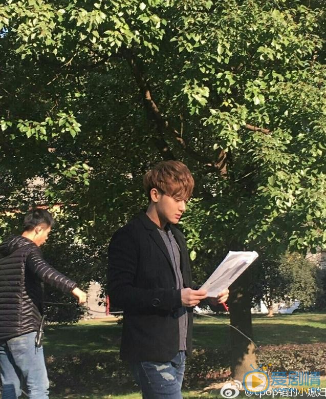 《談判官》幕後路透照曝光 楊冪黃子韜姐弟戀最萌身高差CP夠味