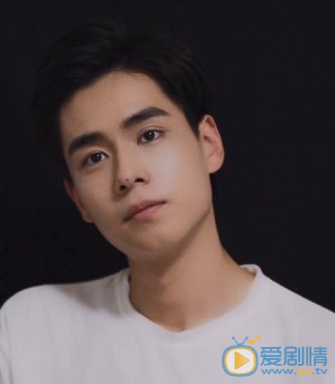 致我們單純的小美好江辰是誰演的？江辰扮演者胡一天個人資料、寫真及生活照欣賞