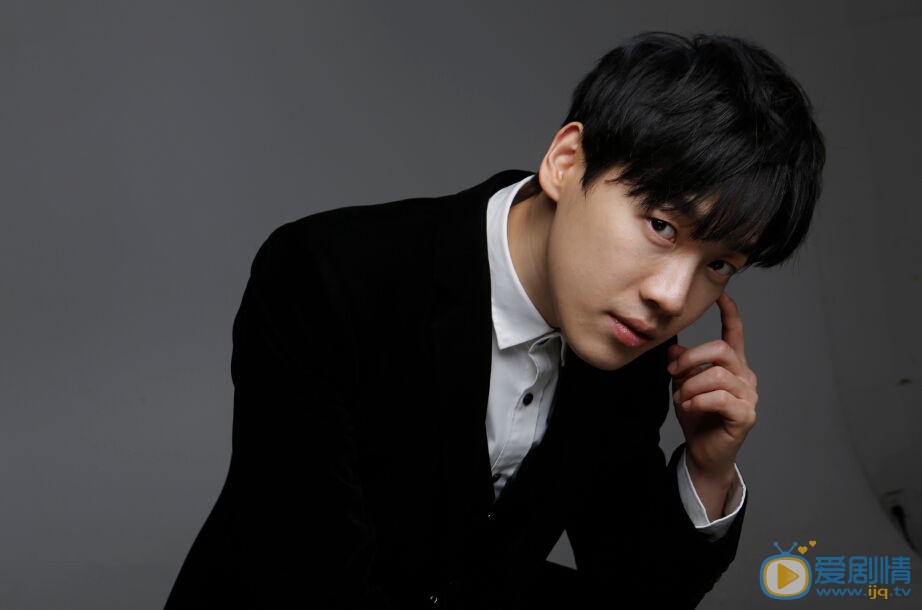 昌隆個人資料簡介 昌隆演藝經歷 昌隆帥氣戶外自拍照