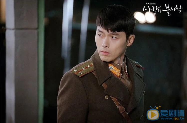 愛的迫降主要講述了什麼故事？裡面的主演有誰？