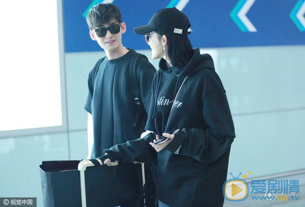 張翰古力娜扎機場虐狗升級，情侶裝十指緊扣滿臉甜蜜寵溺