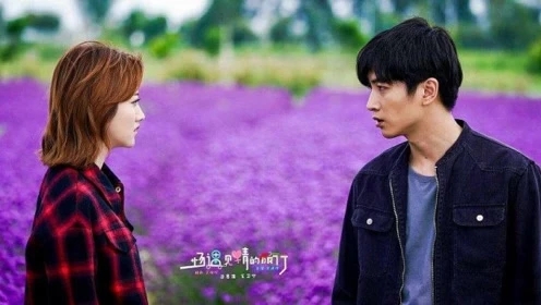 一場遇見愛情的旅行李心月與金小天聊天 金小天為李心月戴上項鍊