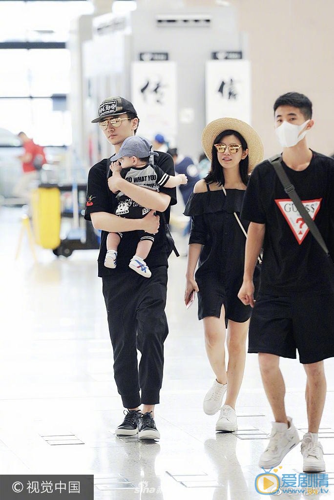 陳曉陳妍希攜兒子小星星首次曝光 陳曉寵溺餵奶被贊奶爸有愛