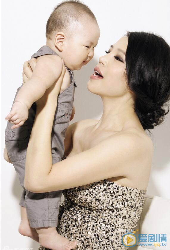 孔維個人資料簡介 孔維老公個人資料  孔維曝光和兒子的一組寫真