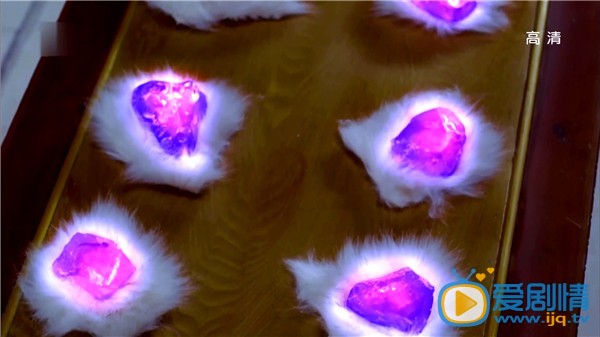 《花千骨》第3集中花千骨的驗生石為什麼是紅色的？