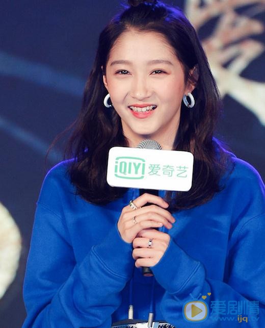 鳳囚凰將播 關曉彤發布會回應&ldquo;縫紉機&rdquo;髮型