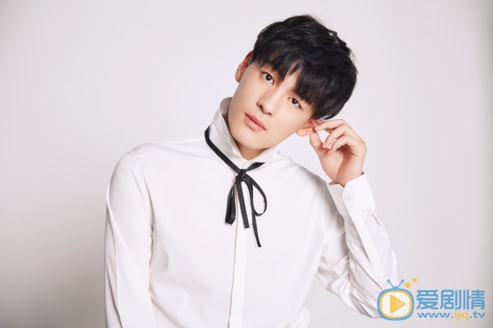 譚泉個人資料 譚泉寫真 譚泉家庭背景