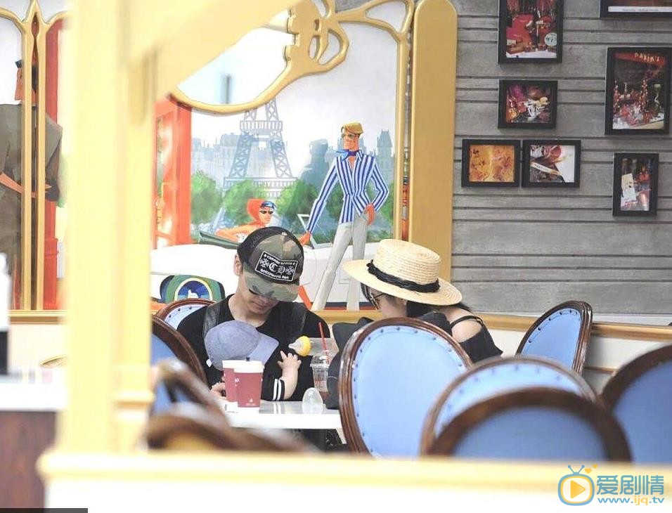 陳曉陳妍希攜兒子小星星首次曝光 陳曉寵溺餵奶被贊奶爸有愛